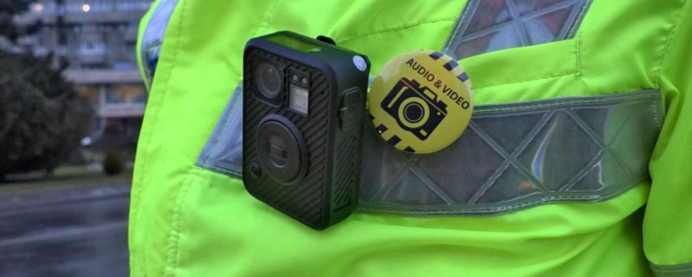 Cum arată dispozitivele audio-video portabile de tip body camera cu care sunt dotați polițiștii?