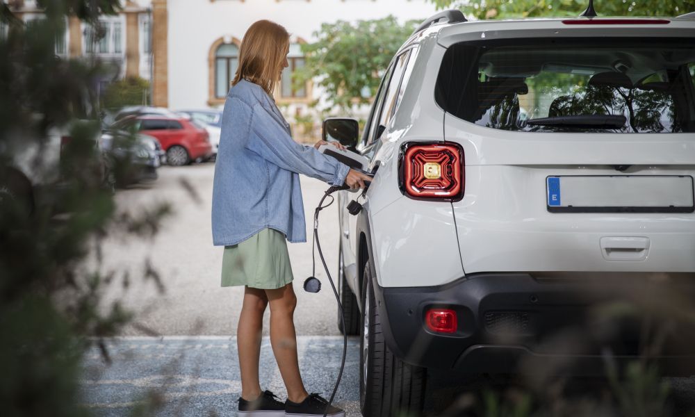 Vânzările de autoturisme ecologice noi în România s-au dublat în ianuarie 2022 (APIA)